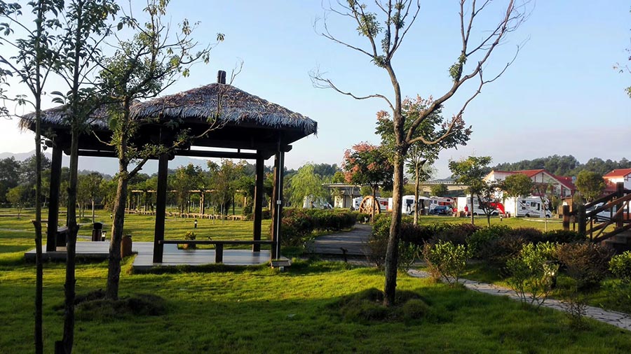 房車(chē)露營(yíng)地2